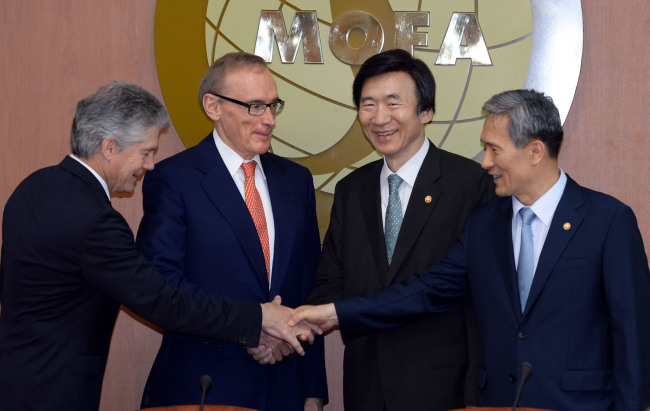 South Korean Foreign Minister Yun Byung-se (second from right), Defense Minister Kim Kwan-jin (right) and their respective Australian counterparts Bob Carr (second from left) and Stephen Smith shake hands after their first two-plus-two meeting in Seoul on Thursday.   Chung Hee-cho/The Korea Herald