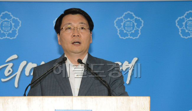 김형석(공무원/전국장/통일부대변인)
4일 김형석통일부 대변인이 중앙청사에서 개성공단 관련 남북당국간 실무회담을
6일(토요일) 통일각 또는 평화의 집에서 가질것을 제의하고 있다.
