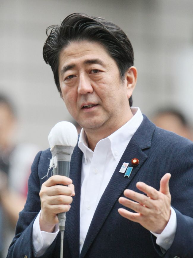 아베신조(AbeShinzo/정치인/일본총리)
Japanese Prime Minister Shinzo Abe delivers an election campaign speech in Fukushima, northeastern Japan, Thursday.   AFP-Yonhap News