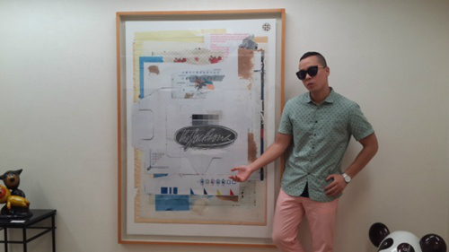 나얼(유나얼/가수/브라운아이드소울/브라운아이즈)
Naul poses in front of his art work at the opening of his art exhibition in Osaka, Japan, Thursday.   Naul
