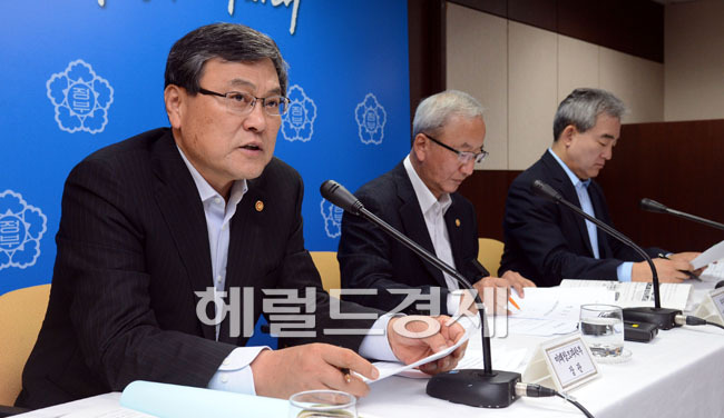 최문기(정무직공무원/전교수/미래창조과학부장관)
4일 오전 서울 여의도 수출입은행에서 최문기 미래창조과학부 장관이 현오석 부총리 겸 기획재정부 장관과 유진룡 문화체육관광부 장관과 함께한 ‘서비스산업 정책 추진방향 및 1단계 대책발표 합동 브리핑’에서 “보안이 골칫거리에서 보안으로 먹고사는 나라, 국토는 좁지만 사이버 영토는 가장 넓은 나라로 만들겠다.”라고 밝히고 있다.