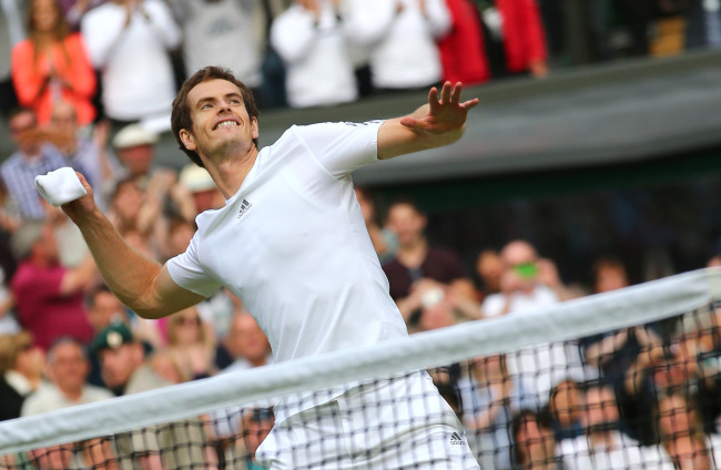 Andy Murray celebrates his victory against Fernando Verdasco in the quarterfinal of the men’s singles at Wimbledon, London, Wednesday.    Xinhua-Yonhap News