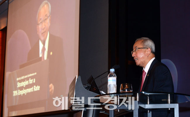 현오석(정무직공무원/기획재정부장관/부총리)
4일 오전 서울 여의도 콘래드 호텔에서 열린 한국개발연구원(KDI)과 한국노동연구원(KLI), 경제협력개발기구(OECD)공동주관의 ‘고용률 70% 달성을 위한 전략' 국제컨퍼런스에 참석한 현오석 부총리 겸 기획재정부장관이 기조연설을 하고 있다.