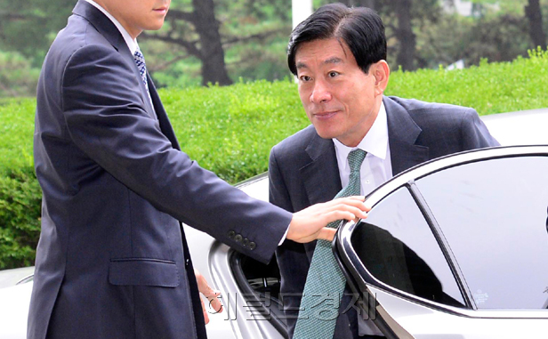 원세훈(전정무직공무원)
원세훈 전 국가정보원장이 4일 오후 건설업체 대표로부터 억대의 금품을 받은 혐의로 서울 서초동 서울중앙지검으로 출두하고 있다.