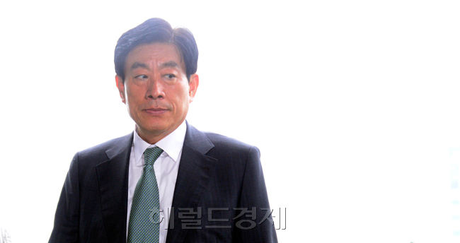 원세훈(전정무직공무원)
원세훈 전 국가정보원장이 4일 오후 건설업체 대표로부터 억대의 금품을 받은 혐의로 서울 서초동 서울중앙지검으로 출두하고 있다.