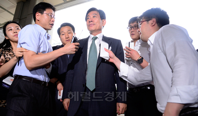 원세훈(전정무직공무원)
원세훈 전 국가정보원장이 4일 오후 건설업체 대표로부터 억대의 금품을 받은 혐의로 서울 서초동 서울중앙지검으로 출두하고 있다.