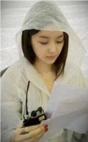 강민경(가수/탤런트/다비치)
4일 한 온라인 커뮤니티에서는 전날 오후 국내 한 인터넷 매체가 강민경이 “장마 좋아”라는 글과 함께 트위터에 올린 우비 입은 사진과 관련해 “강민경 우비소녀, ‘인형같은 귀여운 위안부소녀’ 변신” 이라는 제목의 기사를 게재했다.