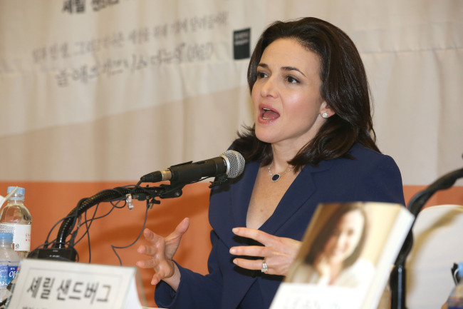 셰릴샌드버그(SherylSandberg/기업인/페이스북최고운영책임자COO/이사)
표면적으로 두 사람의 만남은 뛰어난 리더십을 갖춘 차세대 여성 임원간의 환담이었다. 전날 샌드버그가 여성의 리더십에 대해 강연한 내용과 더불어, 심부사장이 예전에 샌드버그의 저서, “Lean In”에 추천서를 써줬다는 점 등으로 볼 때 더없이 부담 없는 자리였다.