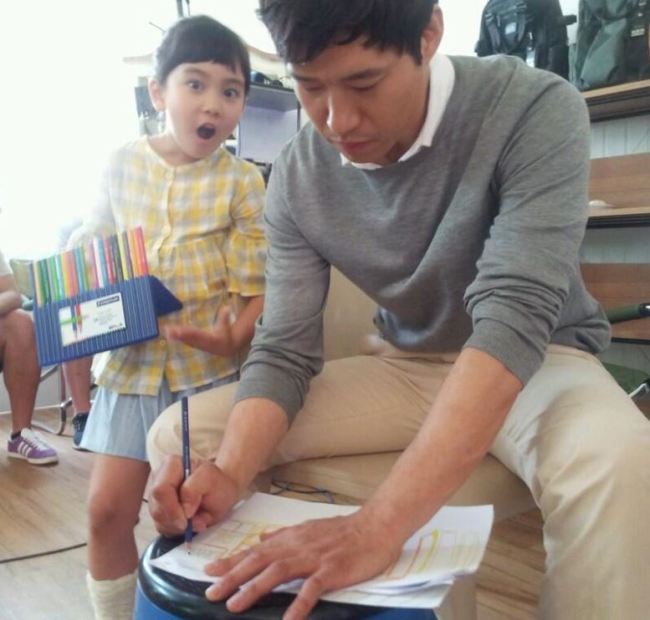 갈소원(좌부터/탤런트/영화배우),유준상(영화배우/교수)
유준상은 최근 종영한 SBS 주말드라마 ‘출생의 비밀’에서 순수한 에너지가 가득한 ‘홍경두’ 역으로 멜로와 부성애를 동시에 보여줘 대 호평을 받았다. 극 중 경두의 딸 ‘해듬’ 역으로 출연한 갈소원을 친딸처럼 여기며 쏟는 애정은 광고 촬영장에서도 빛을 발하고 있다.