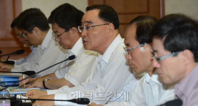 5일 광화문중앙청사에서 열린 국가정책조정회의. 정홍원 국무총리가 모두발언을 하고 있다.<br />정희조 기자/checho@heraldcorp.com  130705
5일 광화문중앙청사에서 열린 국가정책조정회의. 정홍원 국무총리가 모두발언을 하고 있다.
정희조 기자/checho@heraldcorp.com  130705