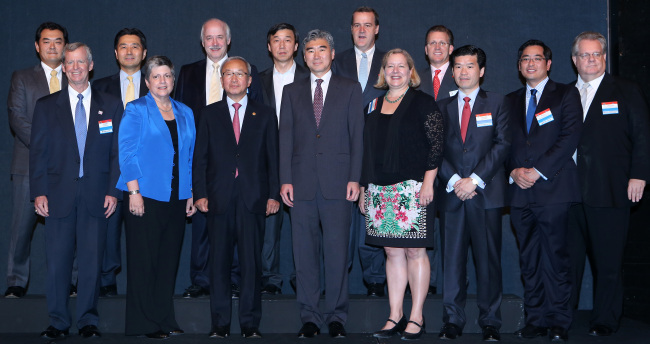 현오석(정무직공무원/기획재정부장관/부총리)
Finance Minister Hyun Oh-seok (third from left, front row) poses with U.S. Homeland Security Secretary Janet Napolitano (second from left, front row), U.S. Ambassador Sung Kim (fourth from left, front row) and AMCHAM members including chairman Pat Gaines (far left, front row) at the end of a meeting with U.S. officials and businesspeople in Seoul on Friday.   Yonhap News