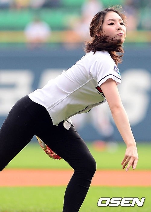 신수지(전체조선수/세마스포츠마케팅)
전 국가대표 리듬체조 선수 신수지(22)가 백일루션 시구를 선보여 화제를 모으고 있다.