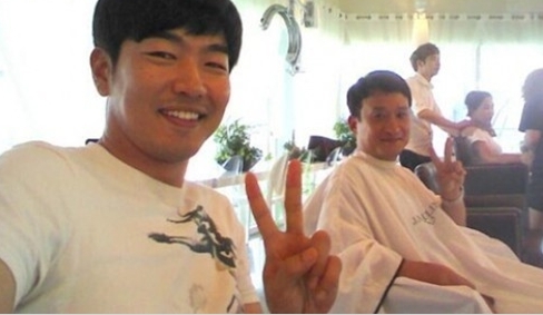 이종혁(좌부터/영화배우/탤런트),서경석(MC/개그맨)
지난 5일 오후 개그맨 서경석은 자신의 트위터를 통해 “일밤 1,2부 미용실에서 만나다. 우연히 만난 종혁이와 함께 한 컷”이라는 글과 함께 한 장의 사진을 올렸다.