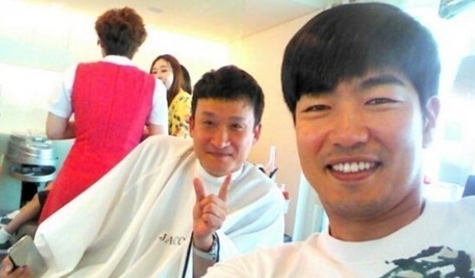 서경석(좌부터/MC/개그맨),이종혁(영화배우/탤런트)
지난 5일 오후 개그맨 서경석은 자신의 트위터를 통해 “일밤 1,2부 미용실에서 만나다. 우연히 만난 종혁이와 함께 한 컷”이라는 글과 함께 한 장의 사진을 올렸다.