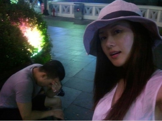 김지수(양성윤/영화배우/탤런트)
6일 김지수의 소속사 나무액터스의 관계자는 “김지수와 연인 로이킴이 최근 결별했다. 두 사람은 열애 사실이 공개되면서 많이 힘들어 했고 장거리 연애를 하면서 자주 만나지 못해 서로 소원해졌다”는 입장을 밝혔다.