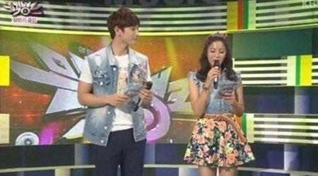 정진운(좌부터/가수/2AM),박세영(탤런트)
지난 5일 방송된 ‘뮤직뱅크’에서는 MC 정진운의 멘트가 급하게 마무리 되는 듯한 상황이 연출됐다.