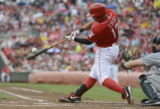 Cincinnati Reds center fielder Choo Shin-soo bats in the first inning on Saturday. The Korean went 2 for 4 with a walk.   AP-Yonhap News