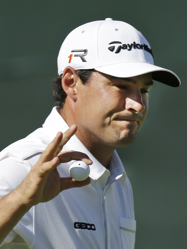 Johnson Wagner acknowledges the crowd after his birdie putt on the 18th hole.   AP-Yonhap News