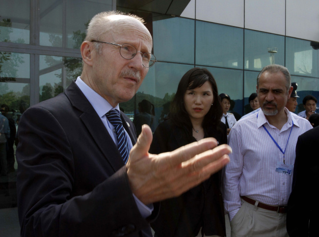 <YONHAP PHOTO-0567> Wilfried Lemke, who serves as a special adviser on sport for development and peace, speaks upon arrival at Pyongyang Airport Saturday, July 6, 2013. The special adviser to U.N. Secretary-General Ban Ki-moon visited North Korea on an unusual sports diplomacy mission. His visit would be the highest-level U.N. visit to North Korea in two years, and takes place in the wake of tightened U.N. sanctions on Pyongyang for carrying out a banned underground nuclear test in February. (AP Photo/Kim Kwang Hyon)/2013-07-06 19:11:36/ <저작권자 ⓒ 1980-2013 ㈜연합뉴스. 무단 전재 재배포 금지.>
Wilfried Lemke speaks upon arrival at Pyongyang Airport Saturday.
AP-Yonhap News