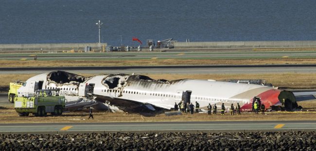 Firemen enter a Boeing 777 airplane that crashed while landing at San Francisco International Airport in California on Saturday.   AFP-Yonhap News