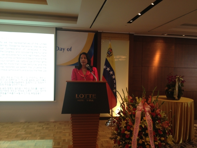 Venezuelan Charge d’Affaires to Korea Yadira Hidalgo de Ortiz delivers a welcome speech during a reception celebrating Venezuela’s independence from Spanish colonial rule at a hotel in Seoul on Friday.   Philip lglauer/The Korea Herald