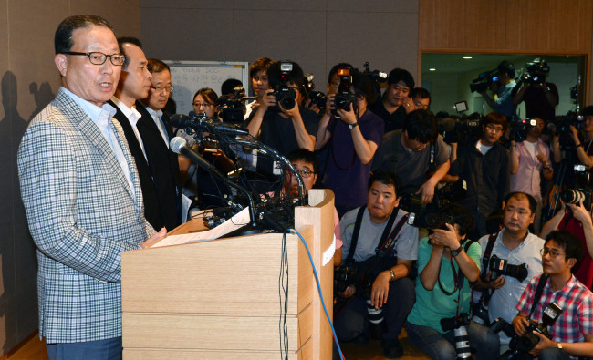 Asiana Airlines CEO Yoon Young-doo offers an apology for the plane crash.   Ahn Hoon/The Korea Herald