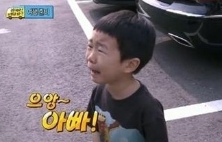 김민율(김성주아들)
지난 7일 방송된 MBC 인기 예능프로그램 ‘일밤-아빠 어디가’에서 김성주는 캠핑을 가기 위해 자고 있는 첫째 아들 김민국 군을 깨웠다.