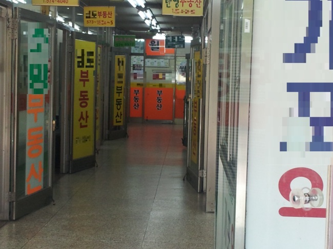 4.1 대책 100일을 하루 앞둔 8일 서울, 분당, 용인 일대 중인중개사무소엔 실수요자의 발길이 뚝 끊기는 등 거래절벽 현상이 뚜렷하다. 사진은 사실상 개점휴업 상태중인 서울 강남일대 한 상가내 공인중개업소들 모습.