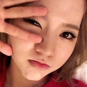 써니(이순규/가수/소녀시대)
써니는 지난 7일 자신의 인스타그램에 “안녕? 나야. Hi first post”라는 글과 함께 한 장의 사진을 게재했다.