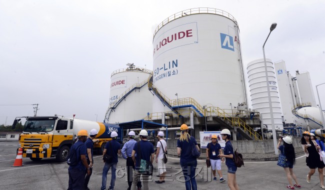 외투기업 AIR LIQUIDE . 박해묵 기자/mook@heral dcorp.com
외투기업 AIR LIQUIDE . 박해묵 기자/mook@heral dcorp.com
산업용 가스업체 에어리퀴드코리아는 현재 부천, 이천, 천안, 당진, 구미, 익산, 부산, 여수 등 한국 내 8곳에 공장을 보유하고 있다. 외국인 대학생으로 구성된 코트라의 ‘인베스트 코리아 서포터즈’가 에어리퀴드코리아 당진공장을 둘러보고 있다. 　당진=박해묵 기자/mook@