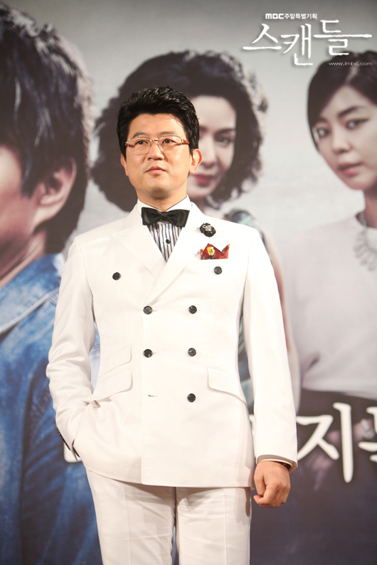 박상민(영화배우/탤런트)
배우 박상민(43)은 이제 막 불혹을 넘겼지만, 드라마 안에선 61세, ‘환갑’이 됐다. ‘절절한 부성애’의 상징이 된 배우 조재현도 59세다. 실제 나이는 48세. 배우 신은경도 마찬가지다. 이제 마흔이지만, 드라마 안에서는 57세까지 연기폭을 넓혔다.