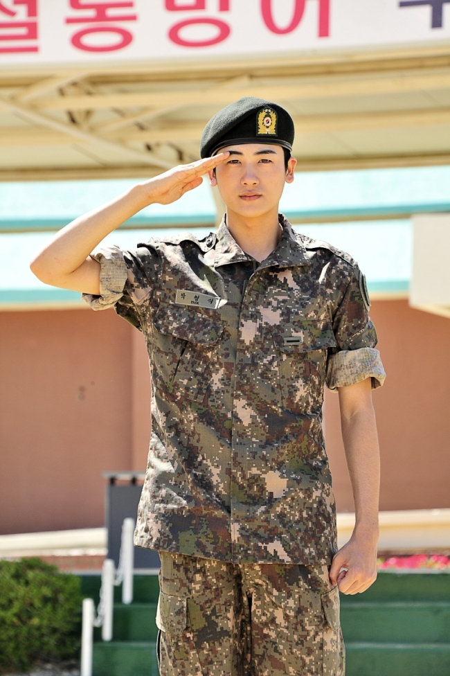 박형식(가수/제국의아이들)
MBC ‘일밤-진짜사나이‘의 두 이병, 장혁과 박형식은 매력 덩어리다. 같은 날 입대한 신입이지만 서로 전혀 다른 캐릭터로 시청자를 즐겁게 해주고 있다.
