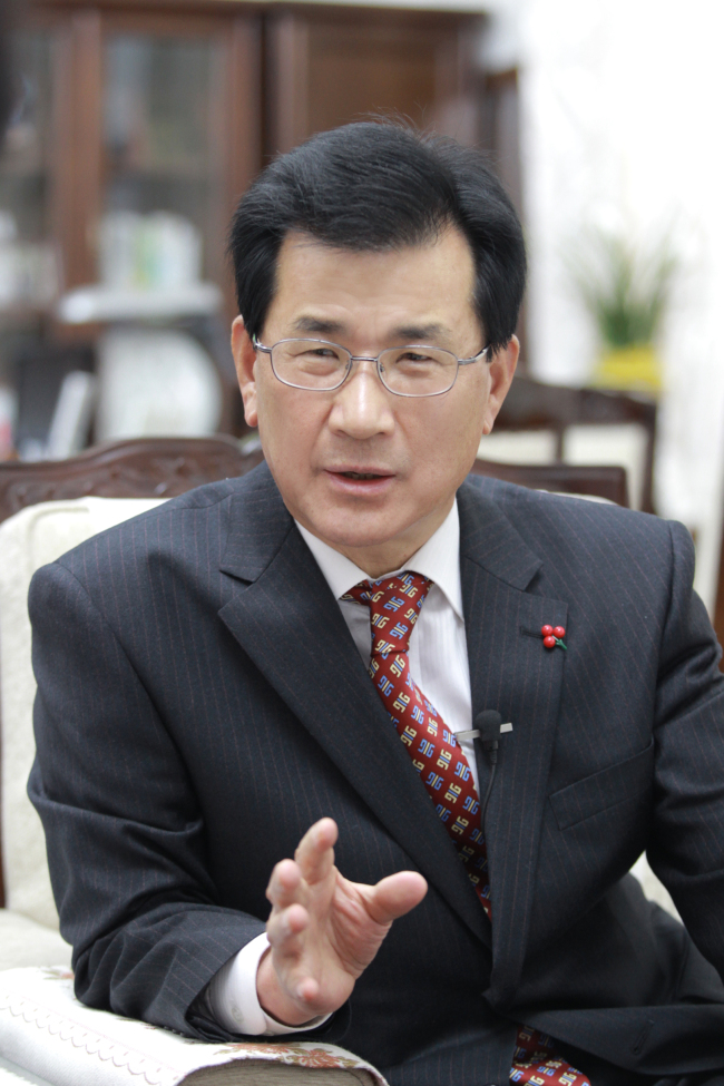 이시종(광역단체장/전국회의원/충청북도도지사)
충청북도(도지사 이시종·사진)는 구인·구직자에게 맞춤형 일자리를 제공하기 위하여 운영하는 충북일자리지원센터가 2013년 상반기 일자리지원운영 실적을 집계한 결과 6월말 현재 취업에 성공한 구직자 수가 전년 동기보다 2배가 넘게 증가했다고 8일 밝혔다.