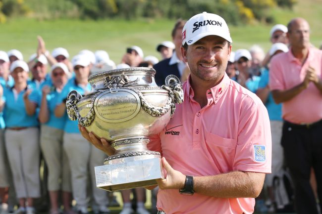 그래엄맥도웰(GraemeMcDowell/골퍼)
Graeme McDowell poses with the winner’s trophy on Sunday.   AFP-Yonhap News