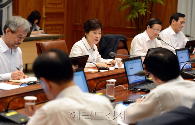 박근혜 대통령이 8일 청와대에서 열린 수석비서관회의를 주재하고 있다./정희조 기자 checho@ 2013.07.08
박근혜 대통령이 8일 청와대에서 열린 수석비서관회의를 주재하고 있다./정희조 기자 checho@ 2013.07.08