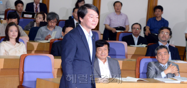 무소속 안철수 의원은 8일 오전 국회의원회관에서 자신의 싱크탱크인 '정책네트워크 내일'과 함께 '국정원 어떻게 바꿀 것인가'를 주제로토론회를 열고 있습니다.  박현구 기자phko@heraldcorp.com