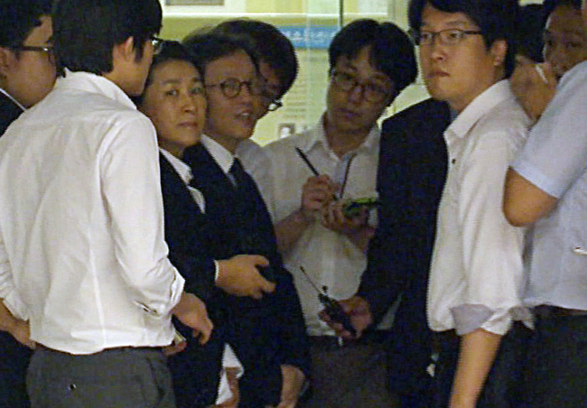홍송원(화랑대표/갤러리서미대표)
Gallery Seomi owner Hong Song-won (second from left) is questioned by reporters on June 20, when she was called for questioning by the prosecution at the Seoul Central Prosecutors’ Office under suspicion of assisting CJ Group chairman Lee Jay-hyun in creating slush funds.   Yonhap News