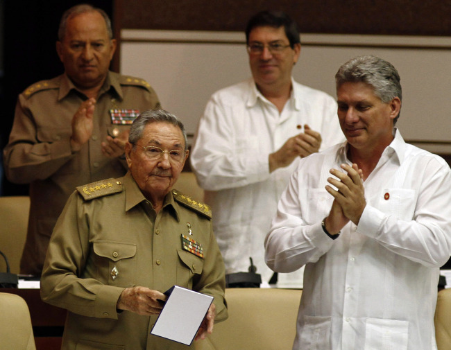 Cuba’s President Raul Castro (left) is applauded by Vice President Miguel Diaz-Canel (right), Cuban Armed Forces Minister Leopoldo Cintras Frias (back, left) and Cuba’s Foreign Affairs Minister Bruno Rodriguez at the closing of the second day of a twice-annual legislative session at the National Assembly in Havana on Sunday.   AP-Yonhap News