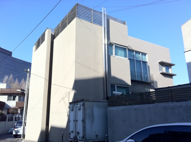 The exterior of the Seomi Gallery office in Hannam-dong, Seoul. Seomi Gallery has been investigated on suspicions that its owner Hong Song-won helped several major Korean conglomerates stash slush funds through art deals. The gallery opened in Cheongdam-dong, southern Seoul, in 2003, and moved to Gahoe-dong in northern Seoul, but after a string of allegations of money laundering, the gallery was closed and its office was moved to Hannam-dong in 2012.    Lee Young-ran/The Herald Business