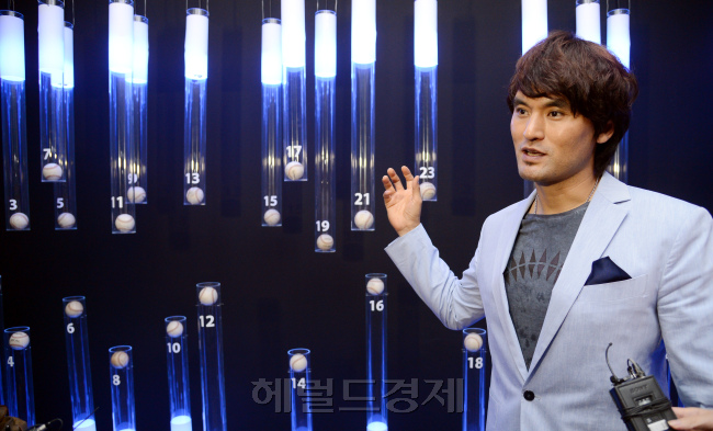 8일 오전 서울 종로구 부암동 서울미술관에서 열린 '코리안특급' 박찬호의 야구인생과 미술의 만남 'The Hero-우리 모두가 영웅이다!' 전시회 기자간담회에서 박찬호가 취재진에게 전시장 설명을 하고 있다./안훈기자 rosedale@ 2013.07.08
8일 오전 서울 종로구 부암동 서울미술관에서 열린 '코리안특급' 박찬호의 야구인생과 미술의 만남 'The Hero-우리 모두가 영웅이다!' 전시회 기자간담회에서 박찬호가 취재진에게 전시장 설명을 하고 있다./안훈기자 rosedale@ 2013.07.08