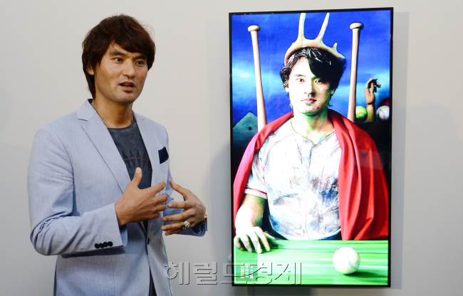 8일 오전 서울 종로구 부암동 서울미술관에서 열린 '코리안특급' 박찬호의 야구인생과 미술의 만남 'The Hero-우리 모두가 영웅이다!' 전시회 기자간담회에서 박찬호가 취재진에게 전시장 설명을 하고 있다./안훈기자 rosedale@ 2013.07.08
8일 오전 서울 종로구 부암동 서울미술관에서 열린 '코리안특급' 박찬호의 야구인생과 미술의 만남 'The Hero-우리 모두가 영웅이다!' 전시회 기자간담회에서 박찬호가 취재진에게 전시장 설명을 하고 있다./안훈기자 rosedale@ 2013.07.08
