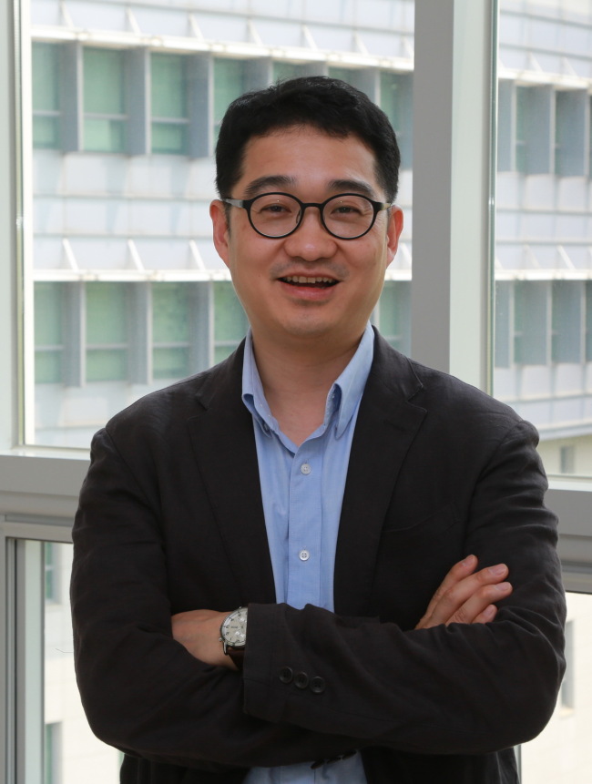 노용영(교수/동국대학교조교수)
동국대는 노용영 융합에너지신소재공학과 교수 연구팀이 구부릴 수 있는 유연전자회로의 성능을 향상시킬 수 있는 원천기술 관련 논문을 국제적인 학술지 ‘어드밴스드 머티리얼스(Advanced Materials)’에 게재했다고 8일 밝혔다.