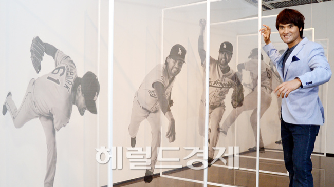 박찬호(스포츠해설가/전야구선수)
선수생활을 마감하고 또다른 스타트 라인에 선 ‘코리안 특급’ 박찬호(40)가 8일 낮 기자들 앞에 모습을 드러냈다. 최근 자서전을 펴낸 그는 자신의 찬란했던 야구인생을 돌아보는 전시회에 애지중지 모아온 컬렉션을 일제히 공개했다.