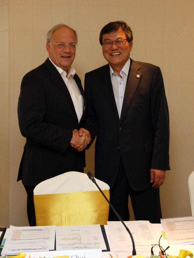 최문기(정무직공무원/전교수/미래창조과학부장관)
Choi Mun-kee (right), minister of science, ICT and future planning, shakes hands with his Swiss counterpart Johann Schneider-Ammann at his office in Gwacheon, Gyeonggi Province, Monday.   Yonhap News