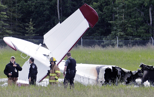 Police and emergency personnel stand near the remains of a fixed-wing aircraft that was engulfed in flames at Soldotna Airport in Soldotna, Alaska, Sunday.
AP-Yonhap News