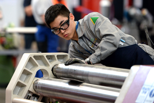 Won Hyun-woo, an employee of Hyundai Heavy Industries, competes in the field of construction metal work at the 2013 World Skills Competition in Leipzig, Germany. He scored the most points in the competition.   Yonhap News