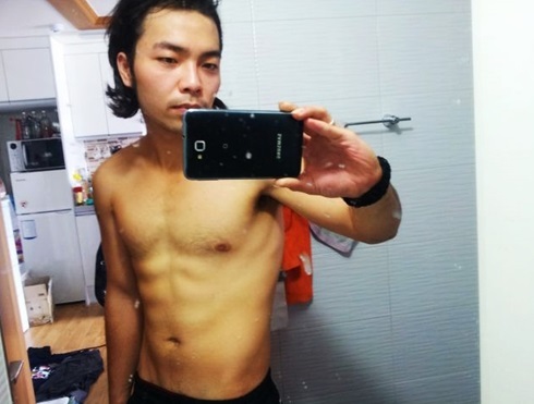 김지수(가수)
8일 김지수는 자신의 트위터에 “정규앨범도 쇼케이스도 준비하면서 합주도 운동도 열심히!”라는 글과 함께 한 장의 사진을 올렸다. 사진 속 김지수는 슈스케2 출연 때와는 달리 한층 날씬해진 몸매와 탄탄한 복근으로 시선을 끌었다.
