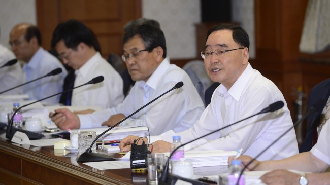 정홍원(정무직공무원/전변호사/대한민국국무총리)
Prime Minister Chung Hong-won presides over a meeting of the National
Science and Technology Council on Monday. (Park Hae-mook/The Korea Herald)