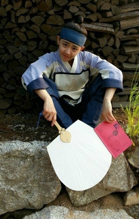 문근영(영화배우/탤런트)
최근 한 온라인 커뮤니티 게시판에는 ‘문근영 허세 돋는 현장사진’이라는 제목으로 한 장의 사진이 올라왔다.