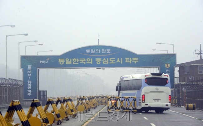 통일부가 남북 실무회담 사전 준비를 위해 선발대 25명을 파견한다고 밝힌 가운데 개성공단 잠정 폐쇄 67일 만인 9일 오전 남북 실무회담 준비를 위한 당국자 7명을 태운 버스가 통일대교를 통과하고 있다. 이번 선발대는 개성공단 관리위원회와 개성공단과 서울 사무실을 연락하는 통신선을 복구하고, 공단 내 설비를 점검할 인원 17명과 당국자 8명으로 구성된 것으로 알려져 있다. 파주=박해묵 기자/mook@heraldcorp.com
통일부가 남북 실무회담 사전 준비를 위해 선발대 25명을 파견한다고 밝힌 가운데 개성공단 잠정 폐쇄 67일 만인 9일 오전 남북 실무회담 준비를 위한 당국자 7명을 태운 버스가 통일대교를 통과하고 있다. 이번 선발대는 개성공단 관리위원회와 개성공단과 서울 사무실을 연락하는 통신선을 복구하고, 공단 내 설비를 점검할 인원 17명과 당국자 8명으로 구성된 것으로 알려져 있다. 파주=박해묵 기자/mook@heraldcorp.com
